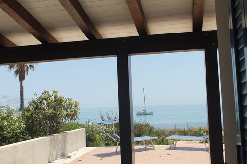 "Villa Angela", eine terrasse mit blick auf das meer.
