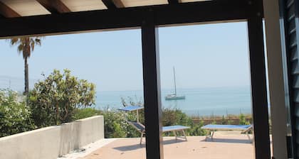 "Villa Angela", eine terrasse mit blick auf das meer.