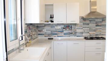 Frigorifero, microonde, forno, piano cottura