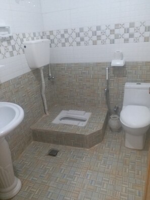 Shower, free toiletries, towels - Diamond Hotel (Swat)