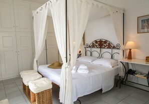 2 soverom, skrivebord, strykejern/-brett og internettilgang