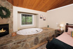 1 bedroom, free WiFi, bed sheets - 1BR- hot tub, corn hole, private deck space, & 1 free ticket to Dollywood! (Sevierville)