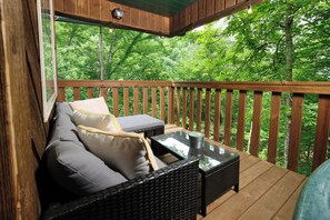 Property grounds - 1BR- hot tub, corn hole, private deck space, & 1 free ticket to Dollywood! (Sevierville)