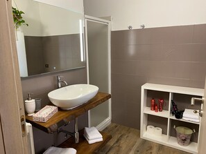 Shower, hair dryer, bidet, towels - Studio on the first floor (Sesto Calende)