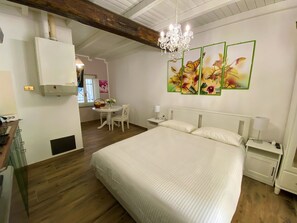 1 bedroom, iron/ironing board, free WiFi, bed sheets - Studio on the first floor (Sesto Calende)