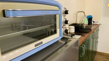 Kühlschrank, Herdplatte, Wasserkocher mit Kaffee-/Teezubehör, Toaster