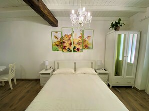 1 bedroom, iron/ironing board, free WiFi, bed sheets - Studio on the first floor (Sesto Calende)