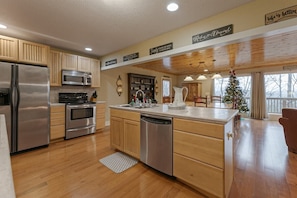 Kjøleskap, mikrobølgeovn, ovn og kokeplater