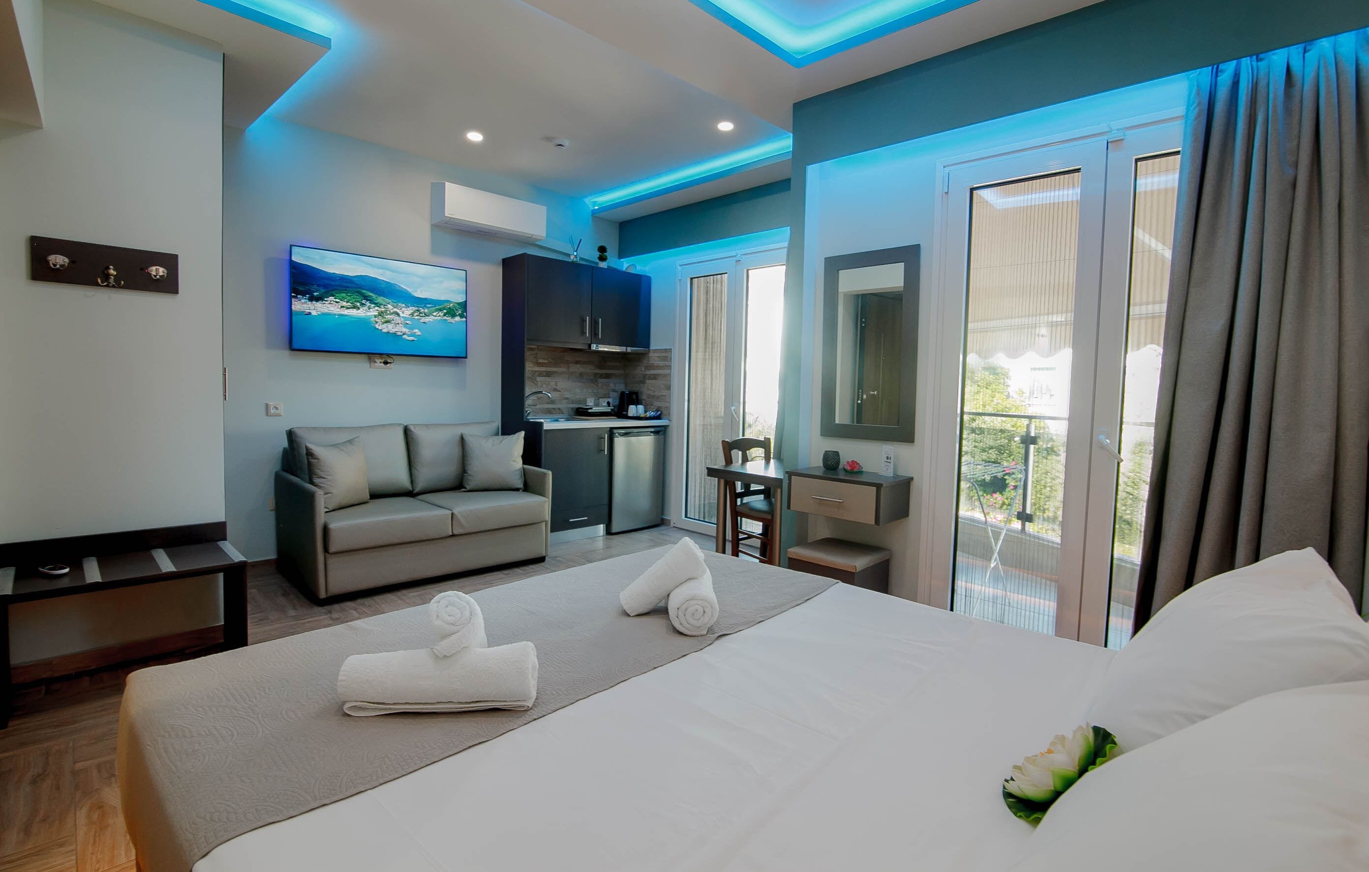 Deluxe Double Room, 1 King Bed, City View | In-room safe, individually decorated, individually furnished