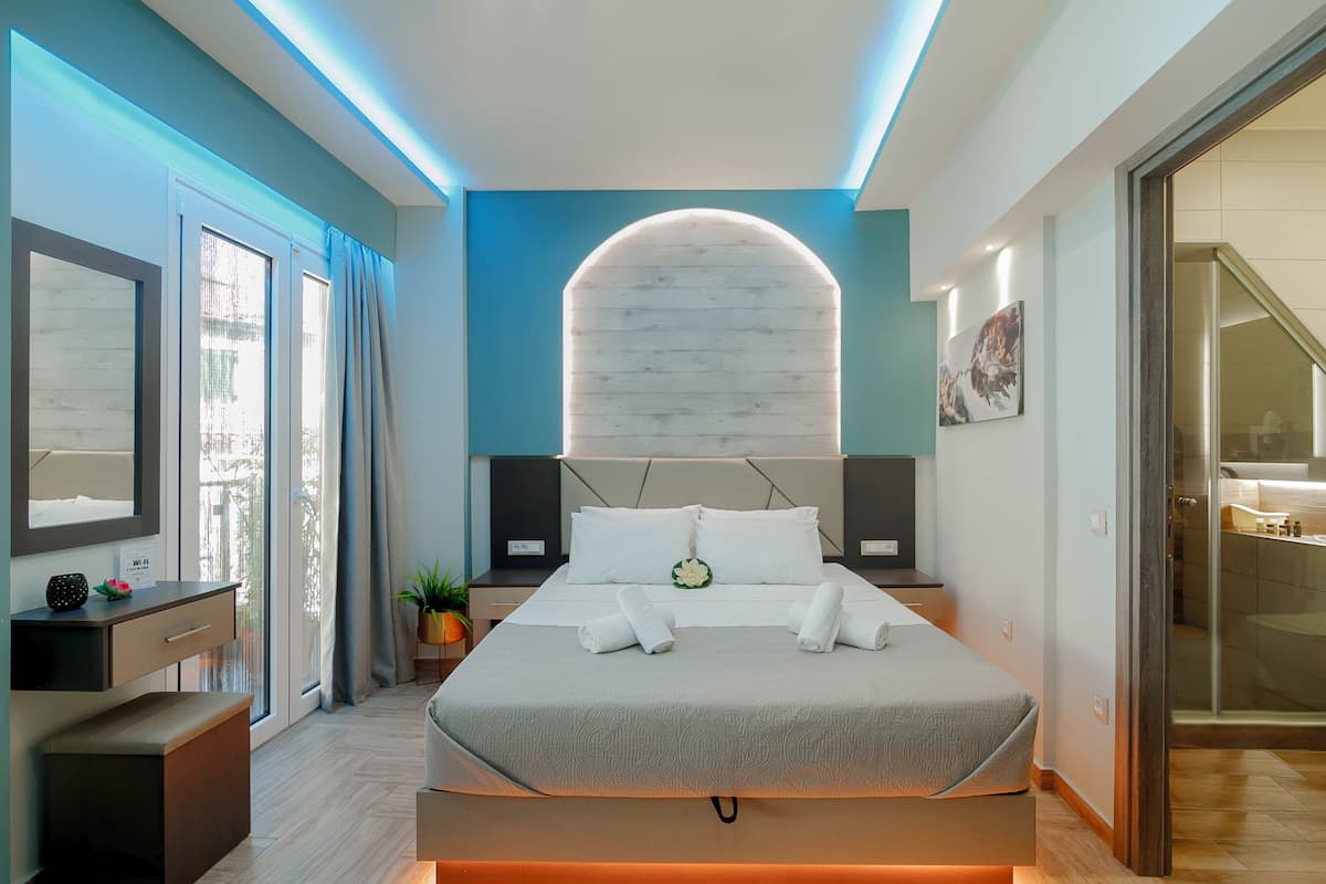 Habitación doble Deluxe, 1 cama King size, vista a la ciudad | Caja de seguridad en la habitación y decoración personalizada