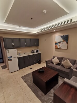 Apartament estàndard, 2 llits individuals | Sala d'estar | Televisor LED i llar de foc