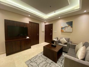 Deluxe One Bedroom Apartment | Wohnbereich | LED-Fernseher, Kamin