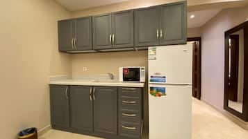 One Bedroom Apartment | Cucina privata | Frigorifero con congelatore, microonde, forno, macchina per tè/caffè
