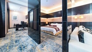 Une chambre d’hôtel moderne avec un grand lit, un bureau et un canapé.
