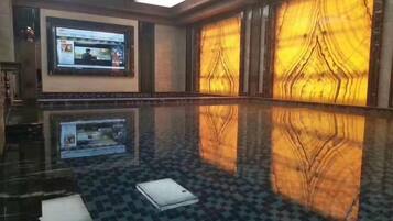 حمام سباحة داخلي