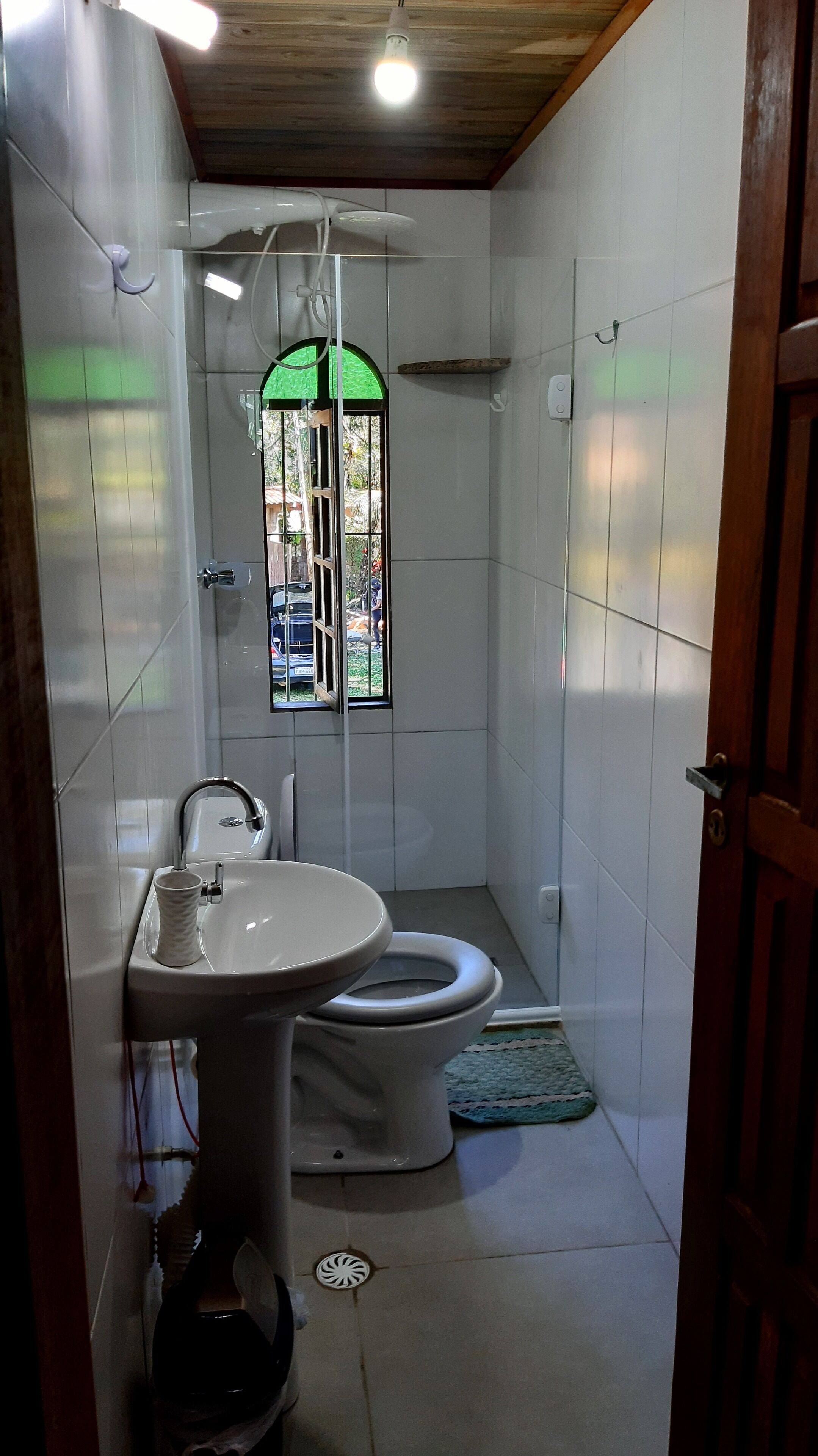 Chuveiro, papel higiênico