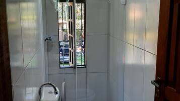 Chuveiro, papel higiênico