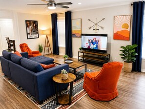 Smart TV, books - Drover House | USAO | Private Pool | King Bed | WD (Chickasha)
