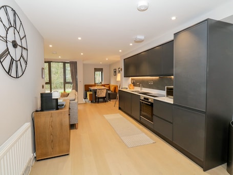 Refrigerador, lavavajillas, tetera/pava eléctrica, tostadora