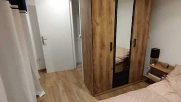 2 makuuhuonetta, silitysrauta/-lauta, ilmainen Wi-Fi, vuodevaatteet