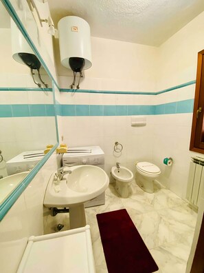 Apartment | Bathroom | Shower, hair dryer, bidet - Casa Vacanza Silvaredda (San Teodoro)