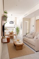 Apartamento, 2 quartos | Cofres nos quartos, individualmente decorados