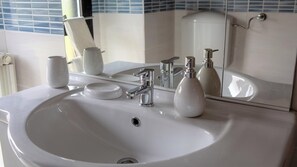 Shower, hair dryer, bidet, towels - Duplex apartment (Sesto Calende)
