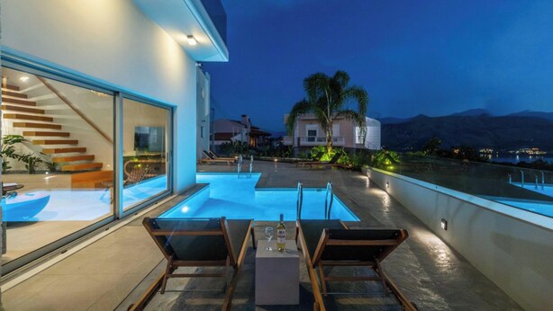 Seasonal outdoor pool, pool umbrellas, sun loungers - Villa Jarko (Chania)