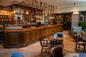 Serves breakfast, lunch, and dinner