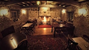 Unclassified image, 4 of 8, button - The Crown Inn (Stroud)
