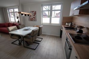 Kühlschrank, Mikrowelle, Ofen, Herdplatte