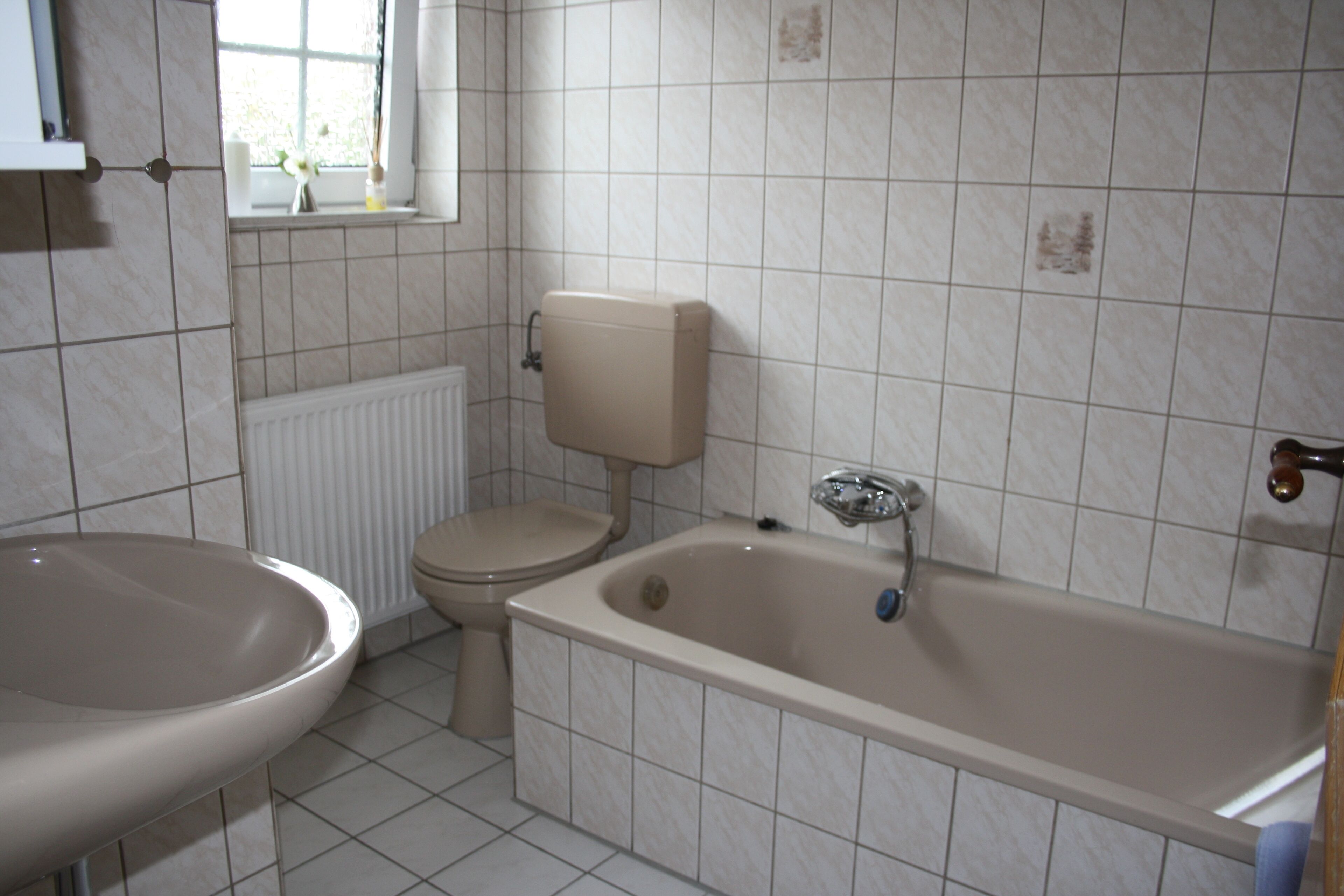 Une salle de bain avec une baignoire, des toilettes et un lavabo.