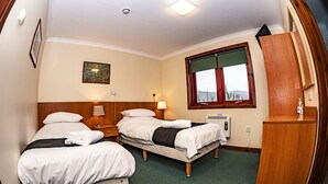 Triple Room | Premium bedding, bed sheets - Roam West (Fort William)