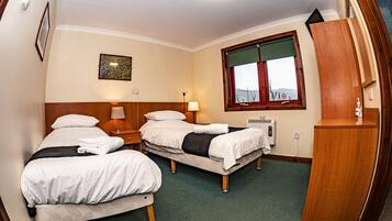 Habitación triple | Ropa de cama de alta calidad y ropa de cama