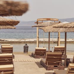 Plage, chaises longues, parasols, serviettes de plage