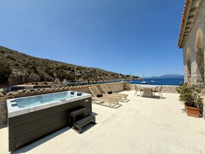 Suite, terraza, vistas al mar | 1 dormitorio, ropa de cama de alta calidad, minibar y caja fuerte