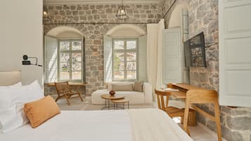 Suite, terrasse, vue mer | 1 chambre, literie de qualité supérieure, minibar