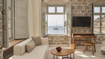 Suite, Terraza, vista al mar | Área de sala de estar | Smart TV de 43 pulgadas con canales por cable, televisión y Netflix