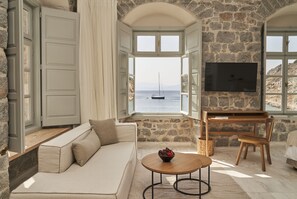 Suite, terrasse, sjøutsikt | Oppholdsområde | En 43-tommers smart-TV med kabel-kanaler samt TV og Netflix