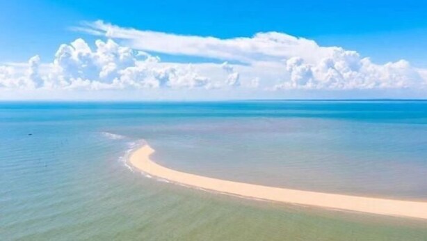 A beach with clear blue water and a sandy shore. - Wanpeng Hotel (Zhanjiang Suixi Quanfeng Plaza Branch) (Suixi)