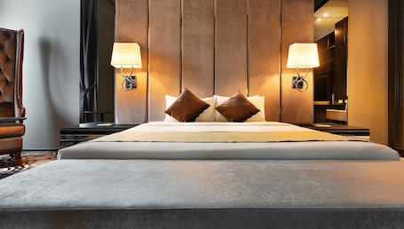 Cubrecamas, caja de seguridad en la habitación y escritorio