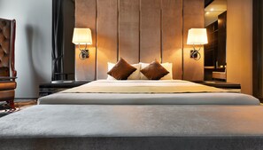 Junior Studio Suite | Down comforters, in-room safe, desk, laptop workspace