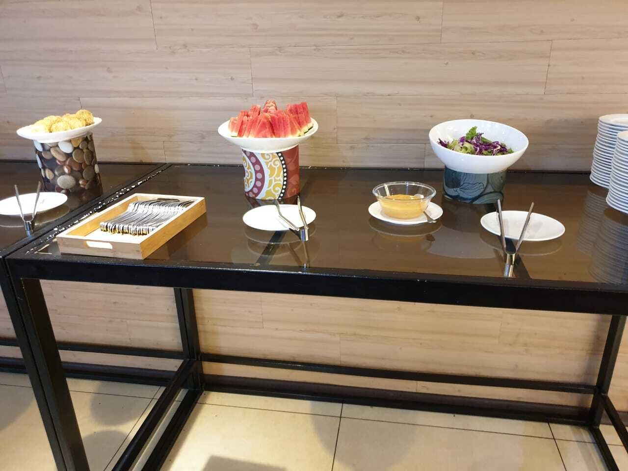 Una mesa de buffet con diferentes alimentos y utensilios.