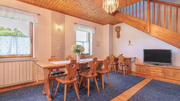 Family House, Multiple Bedrooms, 2 Bathrooms, Mountainside (Family Friendly House Marija) | Dining