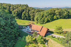 Casa família, vários quartos, 2 banheiros, ao lado da montanha (Family Friendly House Marija) | Fachada