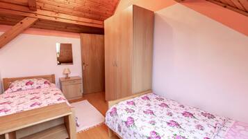 Nhà dành cho gia đình, nhiều phòng ngủ, 2 phòng tắm, cạnh núi (Family Friendly House Marija) | 3 phòng ngủ, truy cập Internet không dây miễn phí, bộ trải giường