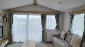 Cabin, 2 Queen Beds | Living room