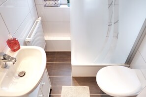 Douche, séchoir à cheveux, serviettes fournies, savon