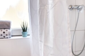 تجهيزات دش، مجففات شعر، مناشف، صابون