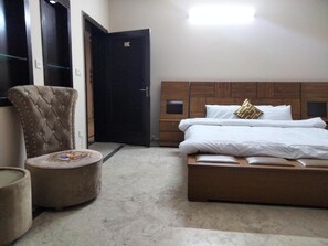 8 bedrooms, free WiFi, bed sheets